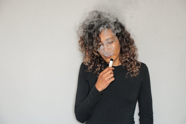 žena s cigaretou